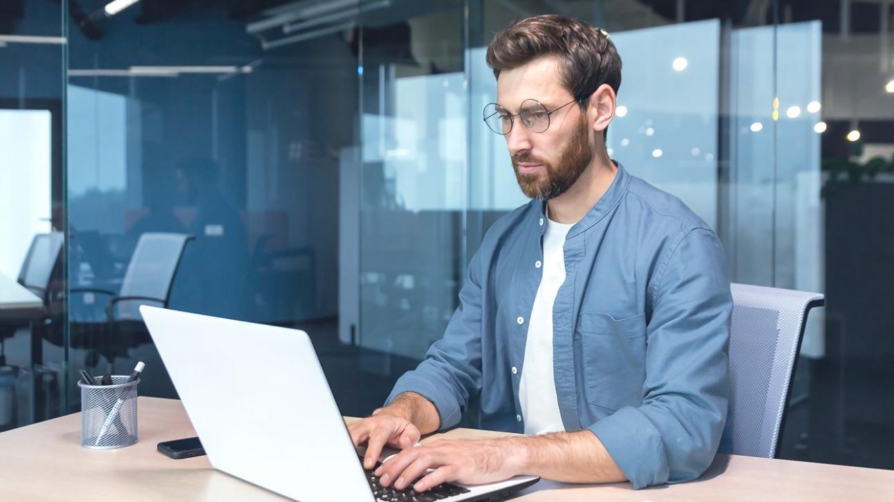 Uczestnik kursu pracujący nad analizą finansową z wykorzystaniem arkuszy kalkulacyjnych