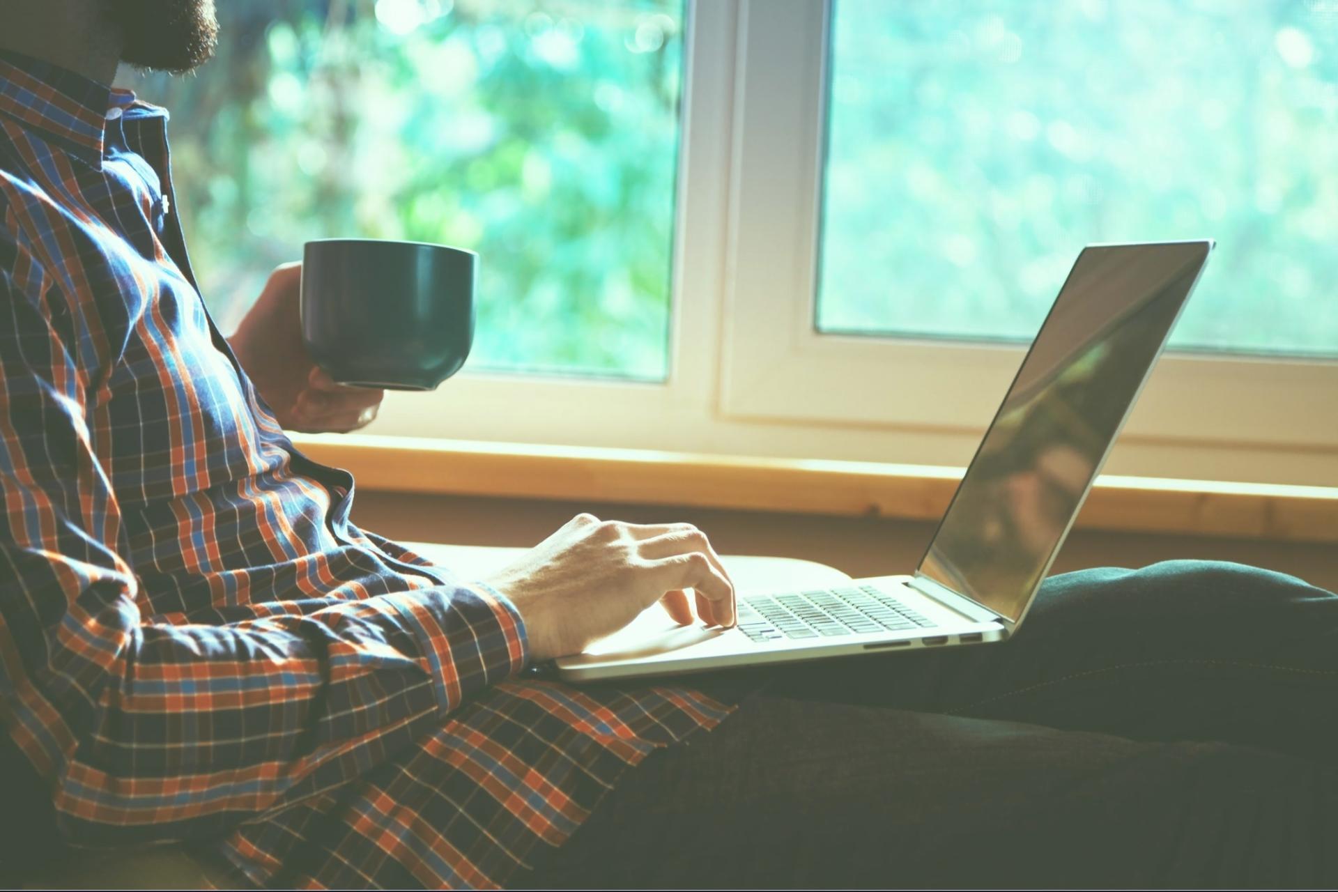 Studenci analizujący dane finansowe na platformie edukacyjnej Bkaldex