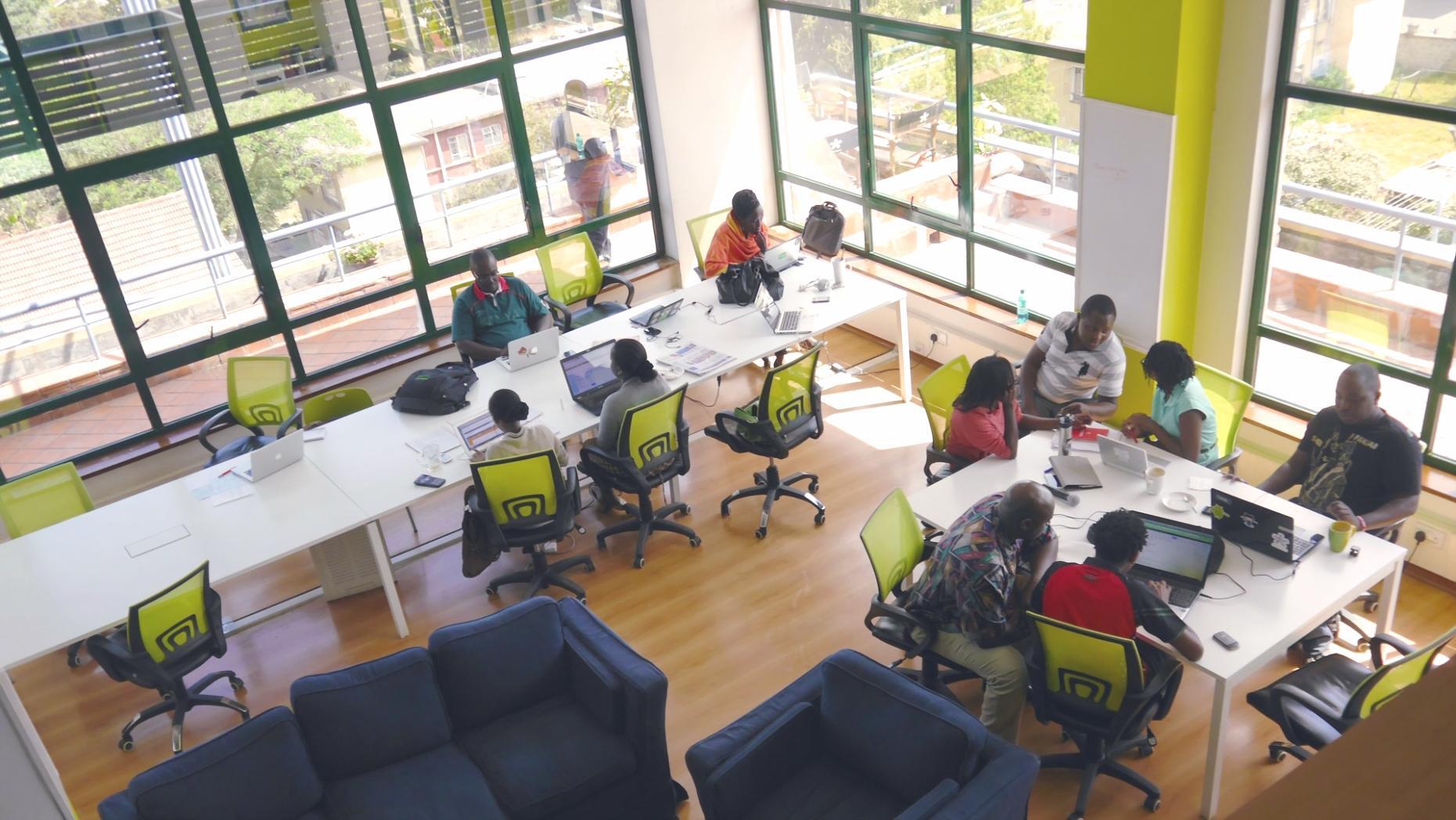 Uczestniczka kursu pracująca nad analizą rentowności produktów